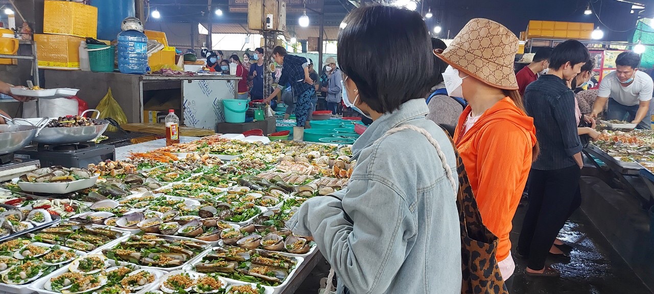 Nhiều loại hải sản độc đáo thu hút thực khách khi đến chợ Hàng Dương – Cần Giờ - TP. HCM